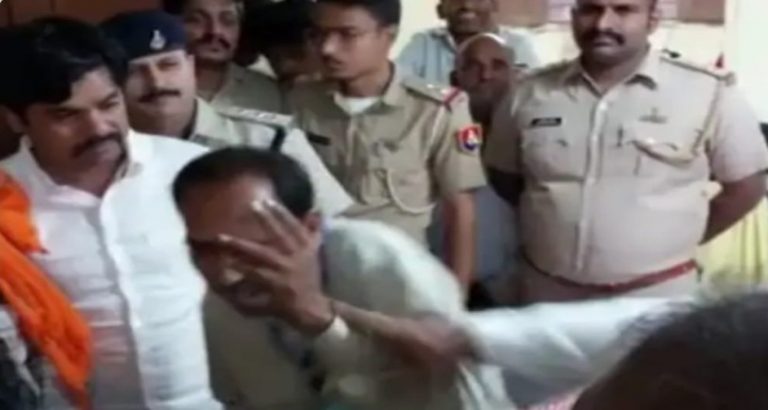 ‘किसानों से ₹5000 रिश्वत लेता हूँ’: राजस्थान में अधिकारी ने बेशर्मी से कबूला गुनाह, सांसद ने थप्पड़ मारा; कहीं उठे सवाल, कहीं तारीफ मिल रही