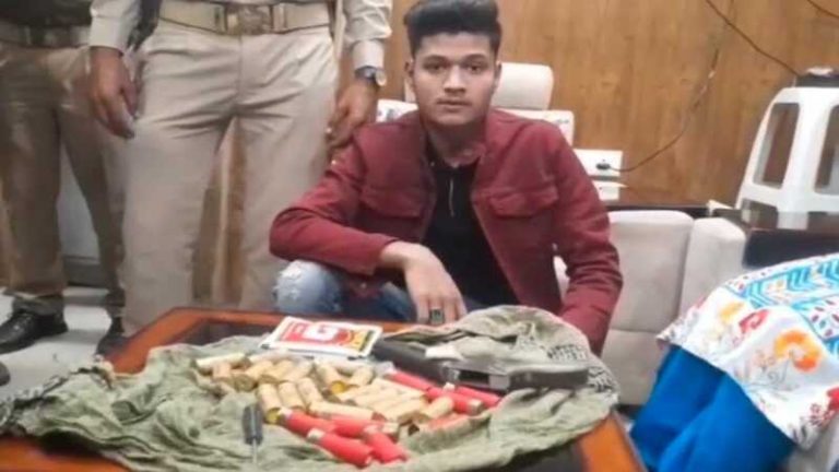 AMU कैंपस में बाइक सवारों ने की गोलीबारी, पुलिस के हत्थे चढ़ा शोएब: फायरिंग के बाद भाग रहा था, तमंचा और कारतूस बरामद