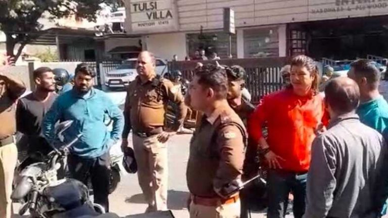 हिन्दू देवी-देवताओं का अपमान, कहा – उनकी तस्वीरें फेंक दो: पादरी के खिलाफ हिन्दू संगठनों का प्रदर्शन, सभा बुला कर रहा था धर्मांतरण