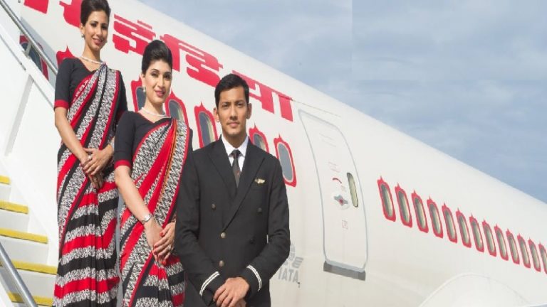 गर्दन, कलाई, टखने कहीं न दिखे धार्मिक चिन्ह: Air India ने कैबिन क्रू को ‘सजाने-सँवारने’ के लिए जारी की गाइडलाइन्स, बालों के रंग से लेकर बिंदी का साइज किया तय