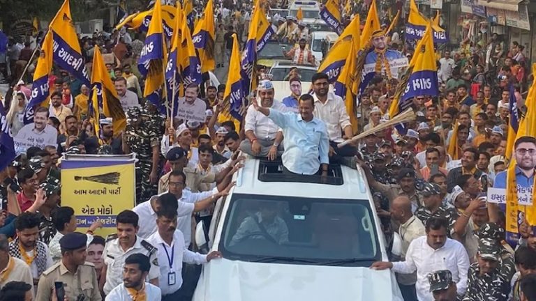 ‘किसी ने नहीं फेंके पत्थर, शांतिपूर्ण तरीके से संपन्न हुई रैली’: अरविंद केजरीवाल ने झूठ बोल कर सूरत को किया बदनाम? पुलिस ने बताया – दी गई थी Z+ सुरक्षा