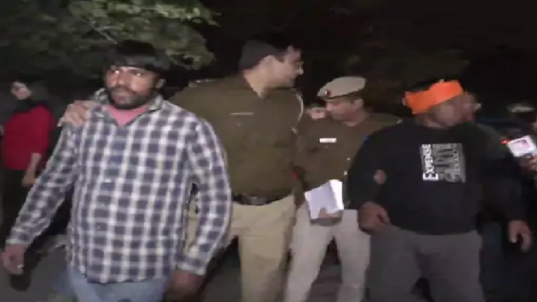 ’70 टुकड़ों में काटने आए थे’: आफताब को ले जा रही पुलिस वैन पर तलवार से हमला, पॉलीग्राफी टेस्ट के बाद ले जाया जा रहा था तिहाड़
