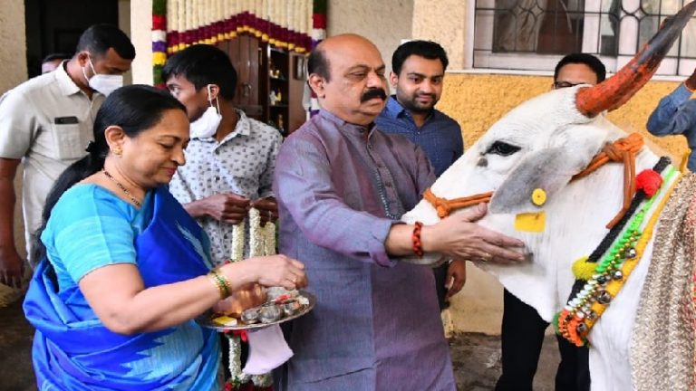 पुण्यकोटि दत्तू योजना: गाय संरक्षण के लिए 1 दिन का वेतन देंगे कर्नाटक के सरकारी कर्मचारी, आम लोग भी ले सकेंगे गौवंश को गोद
