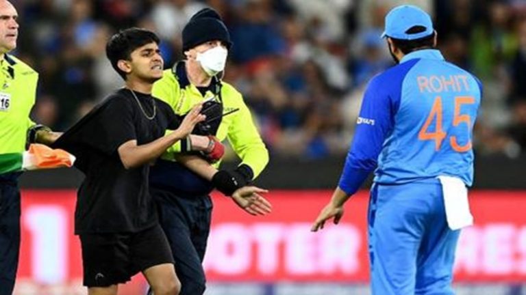 ऑस्ट्रेलिया के मैदान में तिरंगा लेकर घुसने पर ₹6.5 लाख जुर्माना, रोहित शर्मा के सामने रो पड़ा फैन: वीडियो वायरल