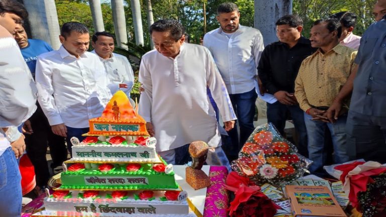 ‘हम हैं छिंदवाड़ा वाले’: कॉन्ग्रेस नेता कमलनाथ ने काटा मंदिर शेप वाला केक-हनुमान जी भी बने थे, CM शिवराज ने बताया- बगुला भगत