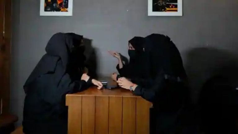 हिजाब वाली छात्राओं के विरोध में हिंदुओं ने धारण किया प्रभु का नाम, झड़प के बाद बंगाल में परीक्षा रद्द: TMC विधायक ने हिजाब को बताया अधिकार