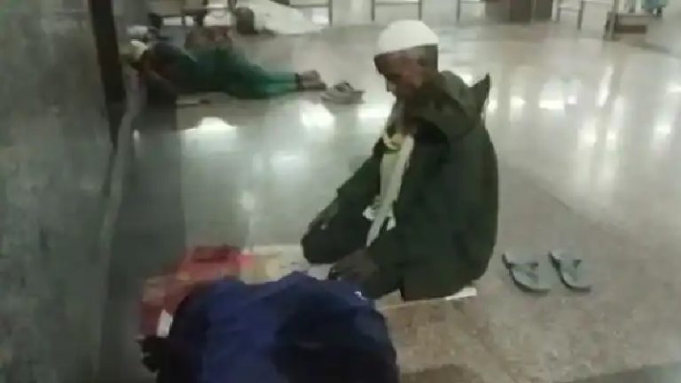 टोपी वाले ने गोरखपुर रेलवे स्टेशन पर खुलेआम पढ़ी नमाज, विरोध करते रह गए लोग: वीडियो वायरल, कहा – आसपास कोई मस्जिद नहीं, इसीलिए…