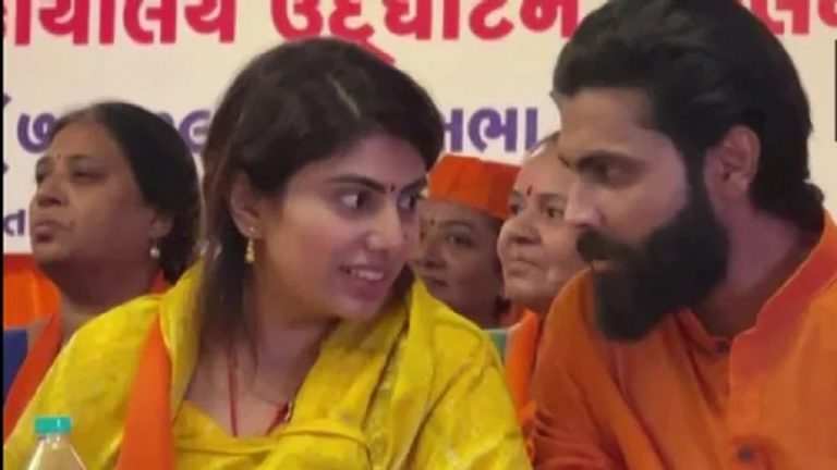 भगवा कुर्ते में रवींद्र जडेजा ने बता दिया अपना पॉलिटकल प्लान, कहा- अबकी बार रिवाबा रहेंगी अटैकिंग: जामनगर से BJP कैंडिडेट हैं रिवाबा