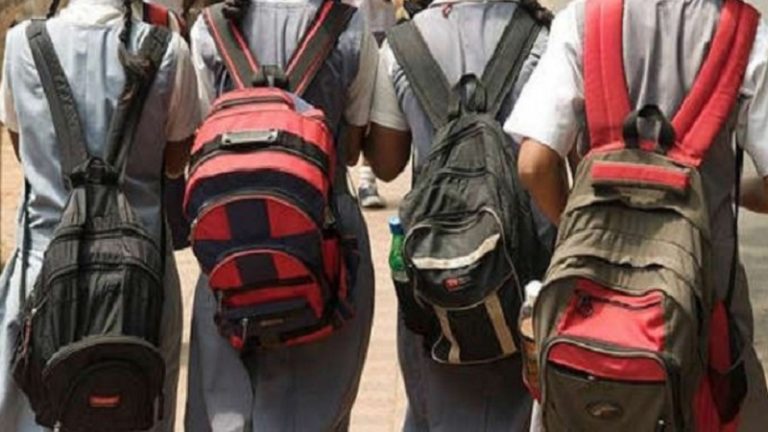 कंडोम, पिल्स, सिगरेट और शराब… बेंगलुरु में स्कूली बच्चों के बस्ते से मिला सामान, टीचर देखकर हैरान, छात्रों को 10 दिन छुट्टी पर भेजा