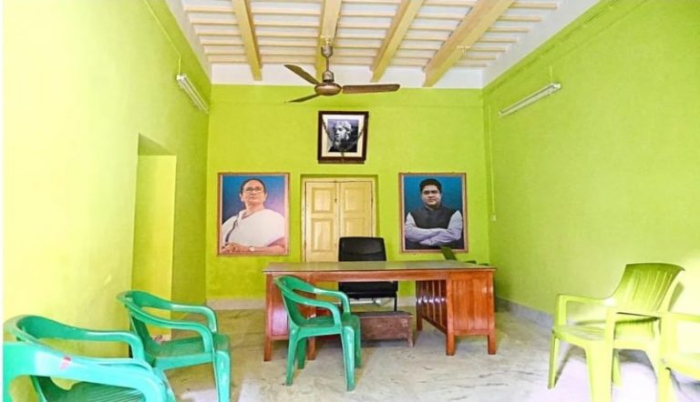 ‘हरे रंग की पुताई, दीवारों पर ममता बनर्जी की फोटो’: रवीन्द्रनाथ टैगोर की पैतृक ‘धरोहर’ को TMC ने बनाया कार्यालय, HC की फटकार के बाद हटा बैनर, पार्टी ने आरोपों को नकारा