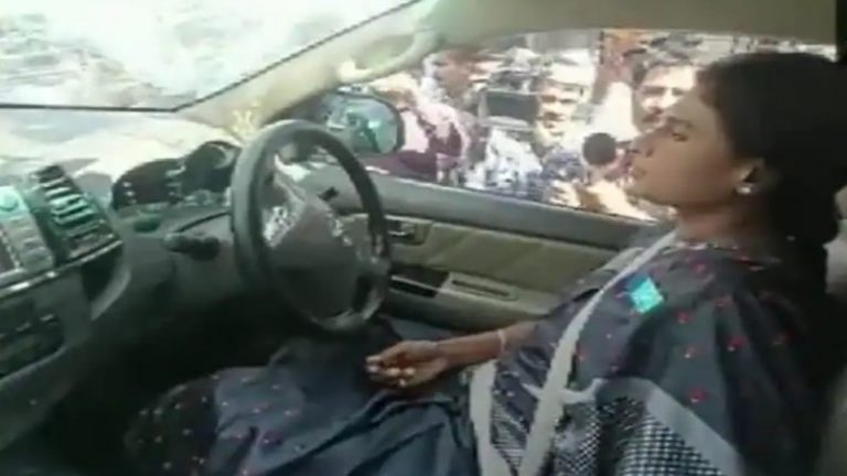 पुलिस ने क्रेन से खिंचवाई कार, अंदर CM जगन की बहन: हैदराबाद में राजनीतिक नौटंकी का वीडियो, सीएम आवास की घेराबंदी से पहले ली गईं हिरासत में