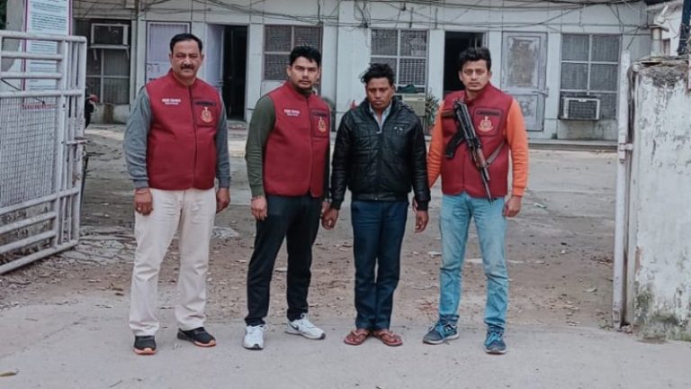 बिहार की जहरीली शराब कांड का मुख्य आरोपित दिल्ली में गिरफ्तार: 8वीं पास जल्दी बनना चाहता था धनवान, 7 मामले दर्ज