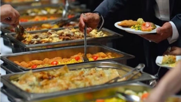 बिन बुलाए शादी में खाना खाने पहुँचा MBA छात्र, पकड़े जाने पर धुलवाए गए बर्तन: Video वायरल होने पर की कार्रवाई की माँग