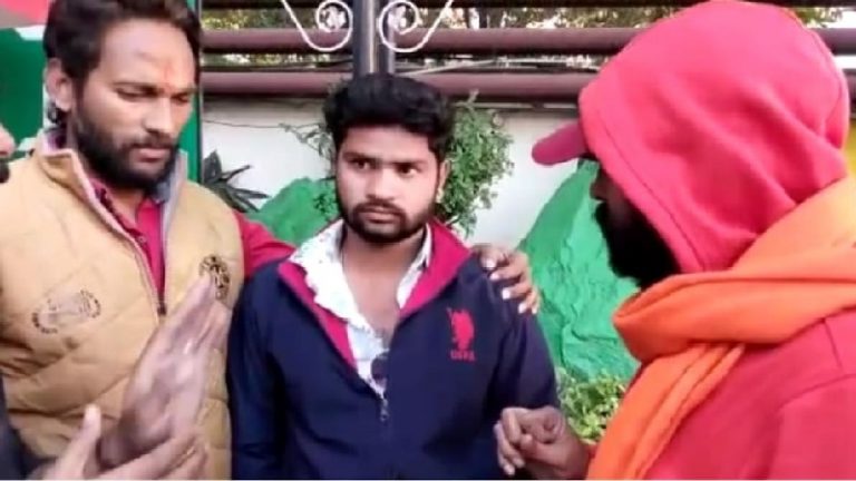 मोईन खान ने ‘मोनू वर्मा’ बन हिन्दू लड़की को फाँसा, कर रहा था अश्लील हरकत: ‘बजरंग दल’ ने धुनाई के बाद पुलिस को सौंपा, 5 साल से बना रहा था संबंध