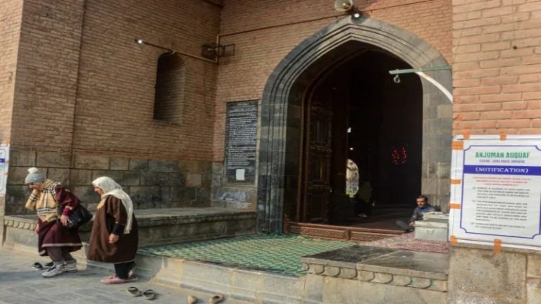 मस्जिद के लॉन मे महिला-पुरुष ना बैठें साथ-साथ, फोटो भी ना खींचे: जामिया मस्जिद की प्रबंधन कमेटी ने लिया फैसला, खाने पर भी पाबंदी