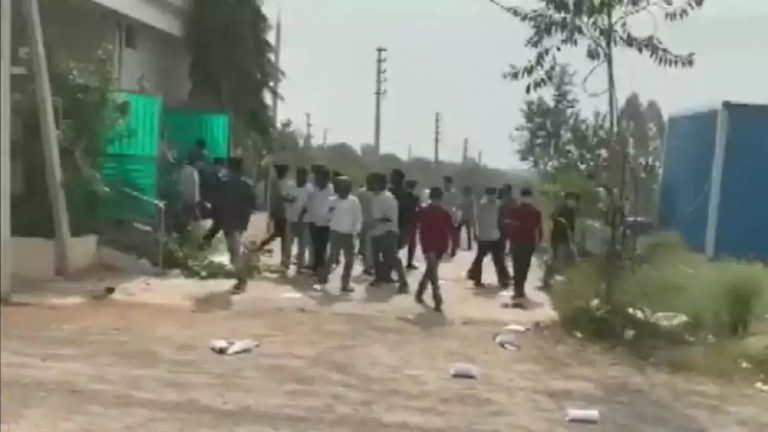 100 नकाबपोशों की भीड़ ने महिला डॉक्टर को घर से उठा लिया: तेलंगाना में थाने के बगल में ही घटना, बचाने आए लोगों को भी पीटा