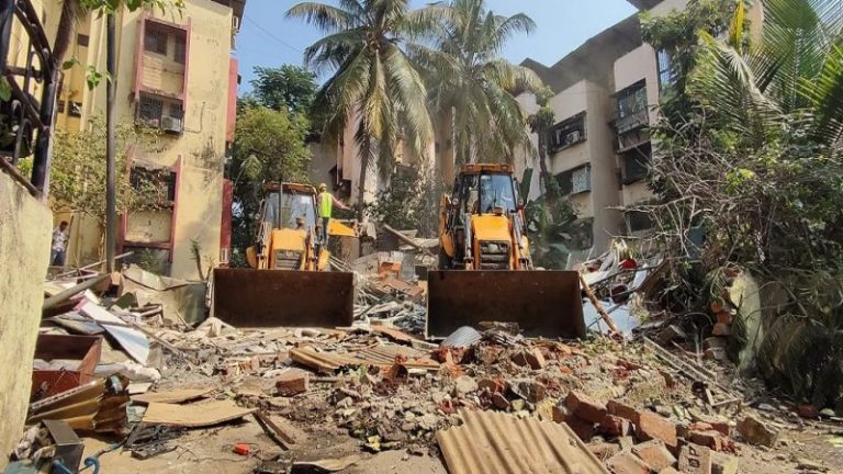 नवी मुंबई में अवैध चर्च पर चला बुलडोजर: 55 वर्षीय पादरी ने 4 लड़कियों का किया था यौन शोषण, बुरे हालात में रखे गए 45 बच्चों को NCPCR ने बचाया