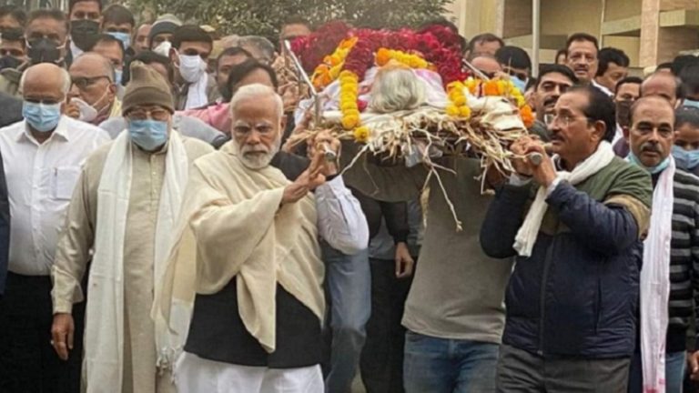 पंचतत्व में विलीन हुईं हीराबेन, माँ को अंतिम प्रणाम कर कर्तव्य पथ पर PM मोदी: वीडियो कॉन्फ्रेंसिंग के जरिए बंगाल से जुड़ेंगे