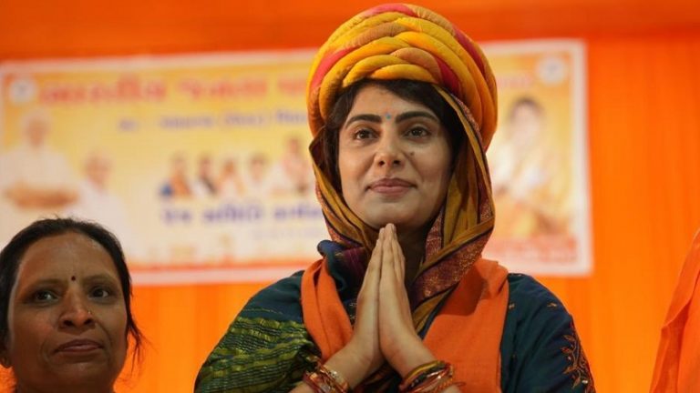 जामनगर की पिच पर रवींद्र जडेजा की पत्नी रीवाबा ने खिलाया कमल, ननद-ससुर की फील्डिंग लगा भी रोक नही पाई कॉन्ग्रेस