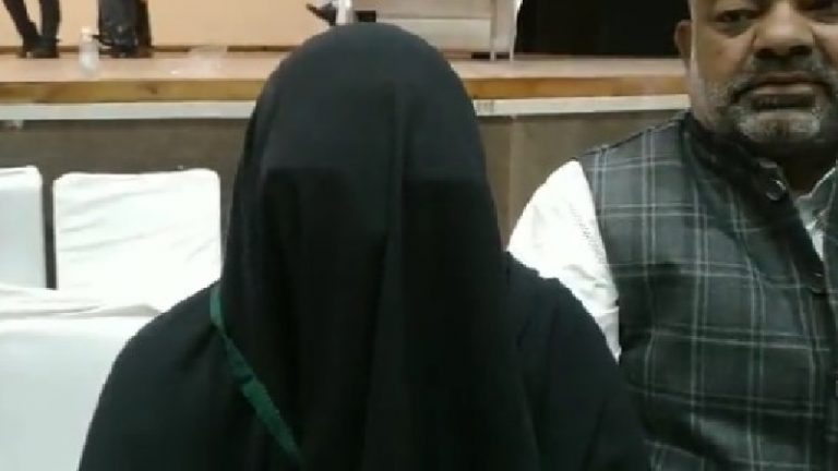 दिल्ली के सीलमपुर में बुर्का वाली पार्षद, जीत के बाद भी कोई नहीं देख सका चेहरा: लोगों ने कसा तंज – महिला सशक्तिकरण की बड़ी जीत