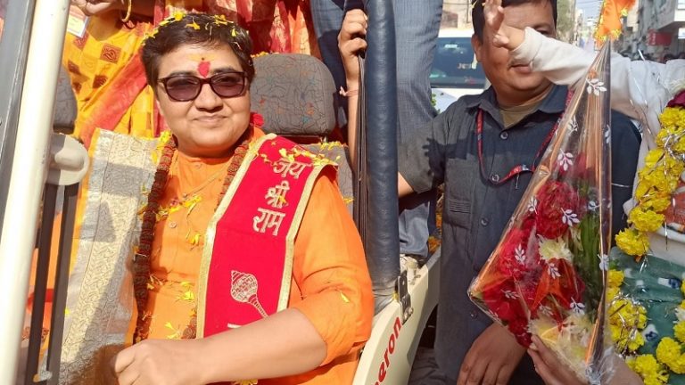 ‘…चाकू जरा तेज रखो’: हिंदुओं को साध्वी प्रज्ञा ने पढ़ाया आत्मरक्षा की तैयारी का पाठ, ‘मुस्लिम-मुस्लिम’ कर नफरत फैला रहा लिबरल गिरोह