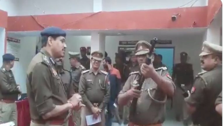 ‘बन्दूक में ऊपर की नली से गोली डाली’: जिस वीडियो को शेयर कर यूपी पुलिस को किया जा रहा बदनाम, उसकी सच्चाई निकली कुछ और