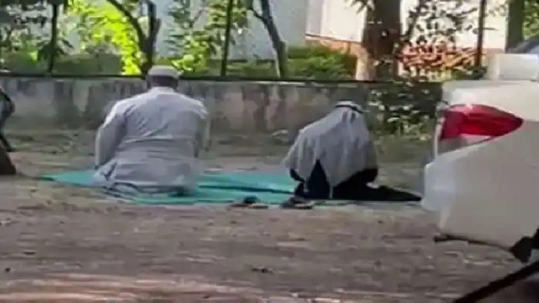 वडोदरा की यूनिवर्सिटी में 3 दिन में 2 बार पढ़ी गई नमाज: वीडियो सामने आने के बाद रामधुन, हिन्दू कार्यकर्ताओं ने पढ़ी हनुमान चालीसा