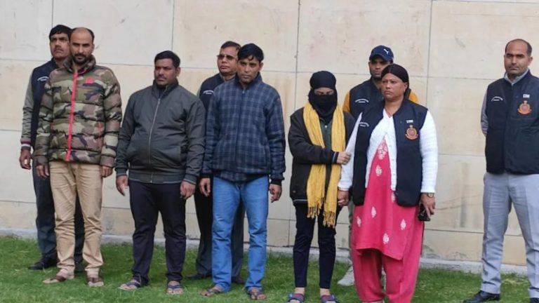 फर्जी वीजा और खाड़ी देशों में नौकरी के नाम पर अरशद ने 83 लोगों को लूटा: गैंग के 4 सदस्य गिरफ्तार; छानबीन में 360 पासपोर्ट बरामद
