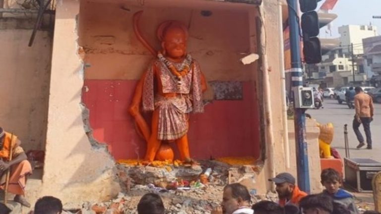 हनुमान मंदिर को हटाने के लिए बुलडोजर लेकर पहुँचे अधिकारी, हिन्दुओं ने किया विरोध प्रदर्शन: कॉन्ग्रेस शासित छत्तीसगढ़ में आरोप – प्रतिमा कर दी क्षतिग्रस्त