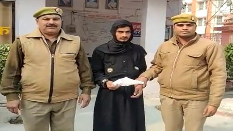 बुर्के से भीतर से निकला इमरान, पुलिस को देख कर भाग रहा था: बंदूक और कारतूस भी बरामद, महिलाओं के बीच घुस जाता था जेबकतरा