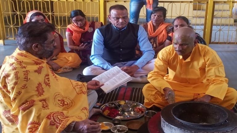 मंदसौर में अफसर मंसूरी बने कृष्णा सनातनी: मंदिर जाने और व्रत रखने पर अब्बू ने घर से निकाला, चैतन्य राजपूत ने कराई घर वापसी