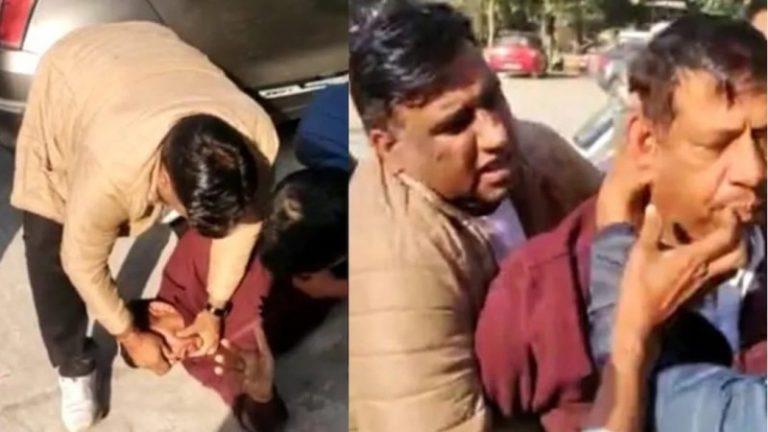 पीछे से दबोचा, मुँह में डाली ऊँगली, सब इंस्पेक्टर ने उगले घूस के पैसे: देखिए Video, विजिलेंस टीम को देखते ही निगल गया था