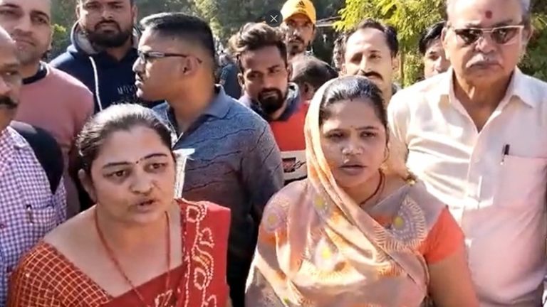 स्कूल के नाम में ‘महेश’, बच्चों को घुमाया चर्च, करवाया प्रेयर: अभिभावकों के विरोध के बाद माँगी माफ़ी, VHP ने कहा – 700 छात्र-छात्राओं को ले गए थे