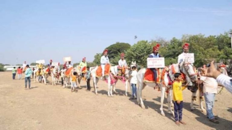 महाराष्ट्र: सोलापुर में 50 कुँवारों की ‘बारात’ बैंड, बाजा लेकर पहुँची कलेक्टर के पास, शिकायत में कहा- ‘हमें दुल्हन नहीं मिल रही’