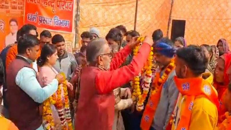 क्रिसमस पर बुलंदशहर में 100+ लोगों ने की घर वापसी, हवन हुआ और लगे ‘वन्दे मातरम्’ के नारे: फूल बरसा कर हुआ स्वागत, बोले लोग – गुमराह हो बन गए थे ईसाई
