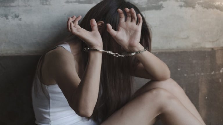 ‘मुस्लिम हूँ, हिजाब के नीचे कुछ नहीं पहना है’: चीखती अर्धनग्न महिला को पुलिस ने घसीट कर बाहर निकाला, कब्ज़ा ली थी संपत्ति