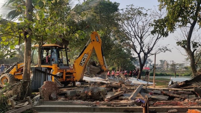 असम में 1000 बीघा जमीन खाली कराने के लिए अतिक्रमण विरोधी अभियान, अवैध निर्माणों पर CM सरमा का चला बुलडोजर, बड़ी संख्या में पुलिस तैनात