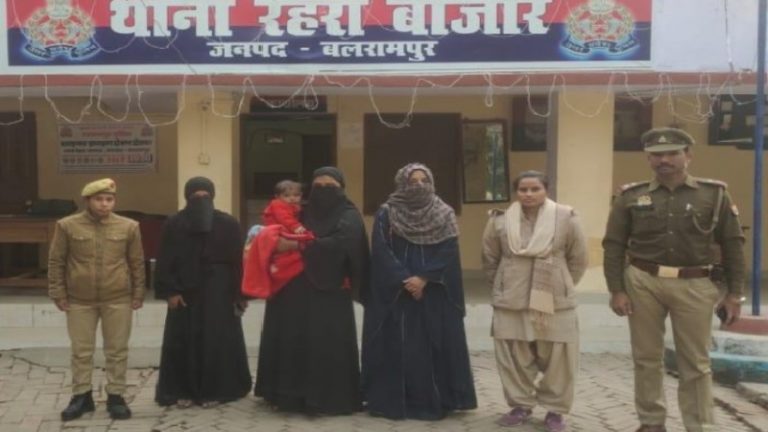 ‘मंदिर पर थूकती हैं मुस्लिम औरतें, धर्मांतरण का दबाव बनाती हैं’ : बलरामपुर में दीपा निषाद की शिकायत पर 3 बुर्काधारी गिरफ्तार, हिंदू महिला को पीटने का भी आरोप