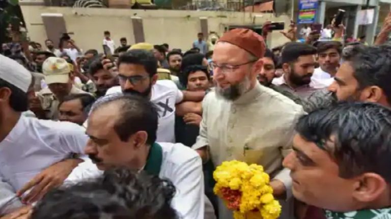 ‘डोर टू डोर’ चुनाव प्रचार के लिए गुजरात पहुँचे थे ओवैसी, लोगों ने काले झंडों के साथ किया स्वागत: लगे ‘गो बैक’ के नारे, रैली में ‘अल्लाह’ का नाम लेकर रोए थे
