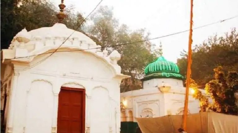 पाकिस्तान में गुरुद्वारे पर इस्लामी कट्टरपंथियों ने जमाया कब्ज़ा, जड़ दिया ताला: सिखों के आने-जाने पर भी रोक, कह रहे – ये हमारी मस्जिद है