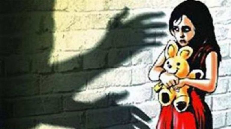 शाहनवाज ने चॉकलेट का लालच देकर 5 साल की बच्ची से किया रेप, अस्पताल में भर्ती है पीड़िता: हत्या की धमकी भी दी थी, पालघर में हिन्दू संगठनों का प्रदर्शन