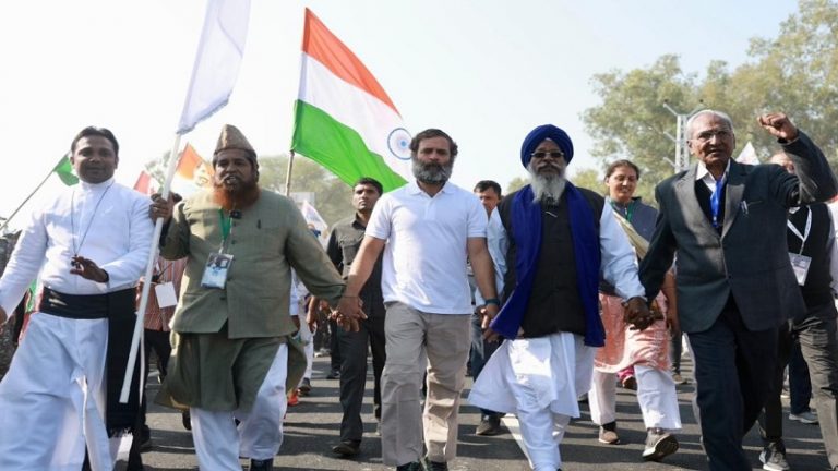 पगड़ी वाला सिख, रंगीन दाढ़ी वाला मौलवी और क्रॉस वाला पादरी… राहुल गाँधी की ‘भाईचारे’ वाली तस्वीर, लोगों ने पूछा – इसमें हिन्दू क्यों गायब है?
