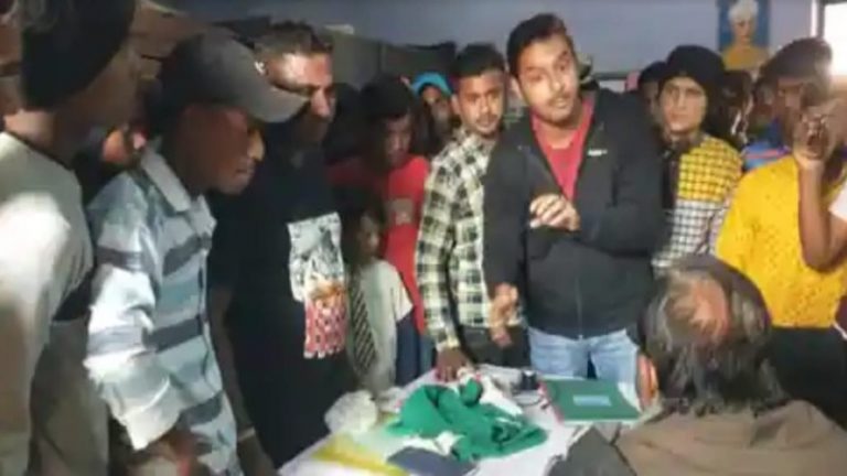 प्रिंसिपल शफक इकबाल ने तिरंगा को फाड़ कर बना दिया डस्टर, साफ़ की कुर्सी भी: पूछने पर कहा – पुराना था, इस्तेमाल कर लिया, सरस्वती पूजा पर लगा चुका है रोक