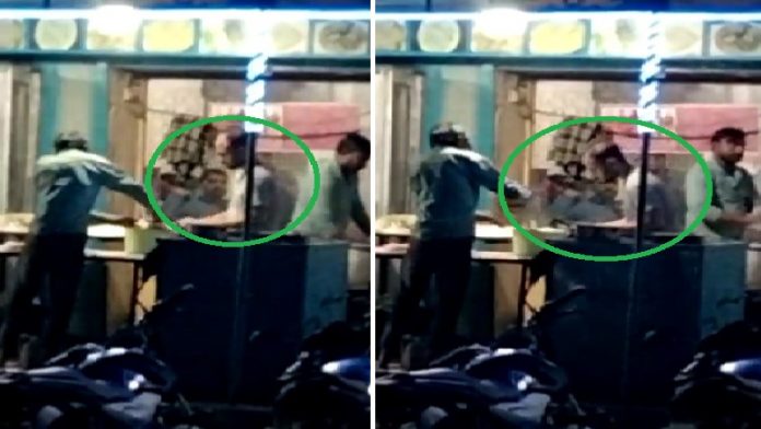 रोटी में थूक लगाता शोएब