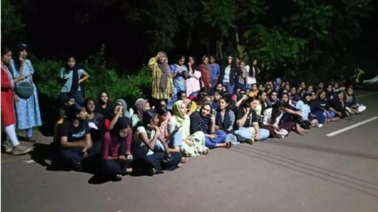 ‘पुरुषों को बंद कर के रखो, वही पैदा करते हैं समस्या’: केरल हाईकोर्ट ने छात्राओं के लिए रात के ‘हॉस्टल कर्फ्यू’ पर प्रशासन को डाँटा, कहा – महिलाओं को निकलने दें बाहर