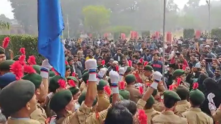 मौक़ा गणतंत्र दिवस का, नारे इस्लामी: AMU में झंडा फहराने के दौरान गूँजा ‘अल्लाहु अकबर’ और ‘नारा-ए-तकबीर’, चिल्लाने वालों में NCC कैडेट्स भी