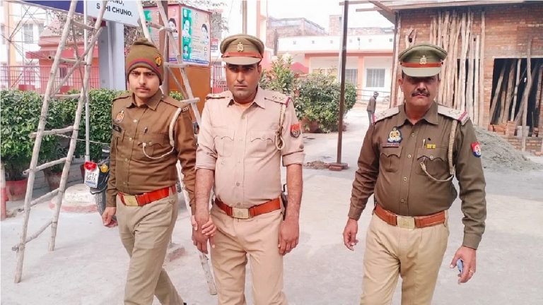वर्दी पहन कर रौब दिखाता था, करता था ठगी: यूपी पुलिस ने फर्जी दरोगा कासिम को दबोचा, महिला से लूट लिए ₹55000