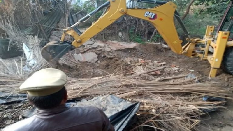 हिन्दू लड़की का अपहरण कर जबरन धर्मांतरण और निकाह, बहनों को किडनैप करने की धमकी: अजमेर के चाचा शब्बीर के घर पर चला योगी की पुलिस का बुलडोजर