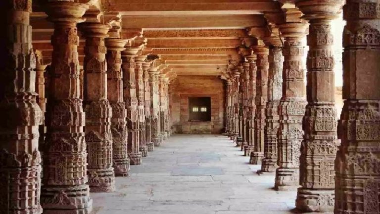 राजा भोज ने बनवाया माँ सरस्वती की आराधना का केंद्र, इस्लामिक आक्रांताओं ने रौंदा: दिग्विजय सिंह की ‘तुष्टिकरण’ की भेंट भी चढ़ा भोजशाला