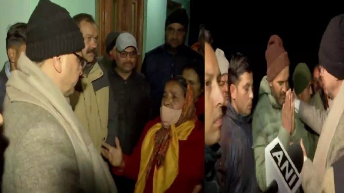 प्रभावितों से मुलाकात करते सीएम धामी
